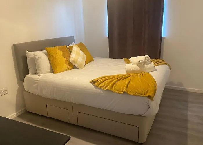 Stylish Spacious 2 Bed Apt Balcony Nr City Stadium