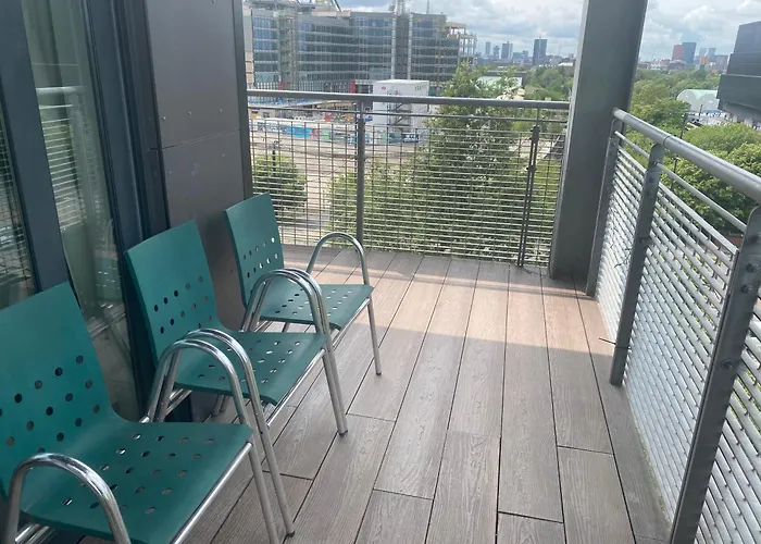 Stylish Spacious 2 Bed Apt Balcony Nr City Stadium